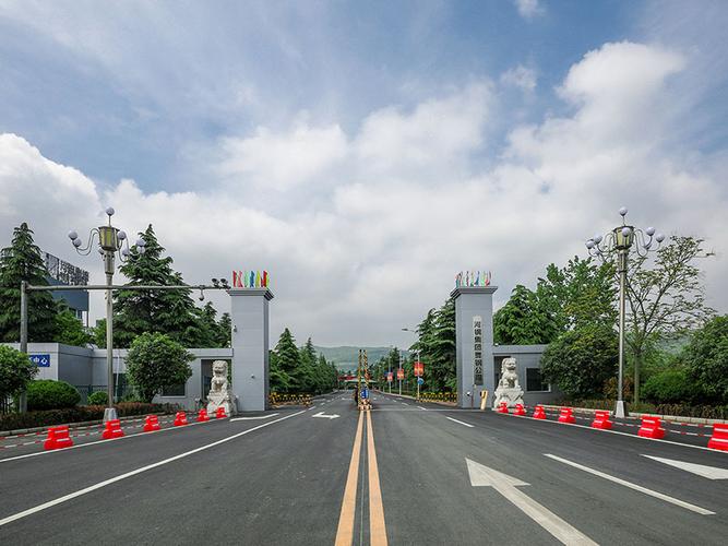河鋼集團舞陽鋼鐵公司是我國寬厚鋼板生產(chǎn)科研基地。擁有4100mm+4100mm和4200mm+4300mm兩條技術(shù)先進的雙機架寬厚鋼板生產(chǎn)線，配套有國內(nèi)寬厚板行業(yè)優(yōu)勢明顯的鋼錠模鑄線及鋼板熱處理設(shè)施，具有雄厚的研發(fā)制造實力。具有年產(chǎn)鋼500萬噸、寬厚鋼板360萬噸、銷售收入200億元的綜合實力。