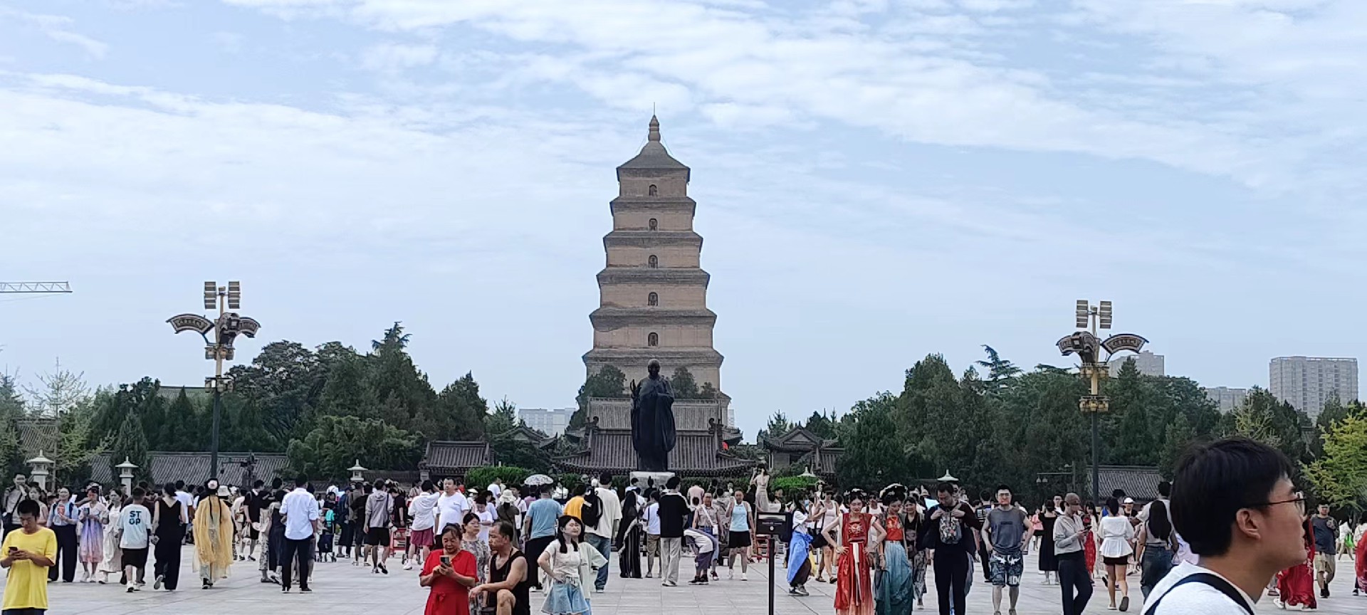 西安是國務(wù)院公布的首批國家歷史文化名城，有西周、秦、西漢、唐等在內(nèi)的13個朝代在此建都，是世界四大古都之一，中國古都學(xué)會認定的中國建都朝代最多、帝都歷史最長的古都。曾經(jīng)作為中國首都和政治、經(jīng)濟、文化中心長達1100多年。旅游景點有秦始皇兵馬俑博物館、大雁塔、陜西歷史博物館、華清池景區(qū)、碑林博物館等