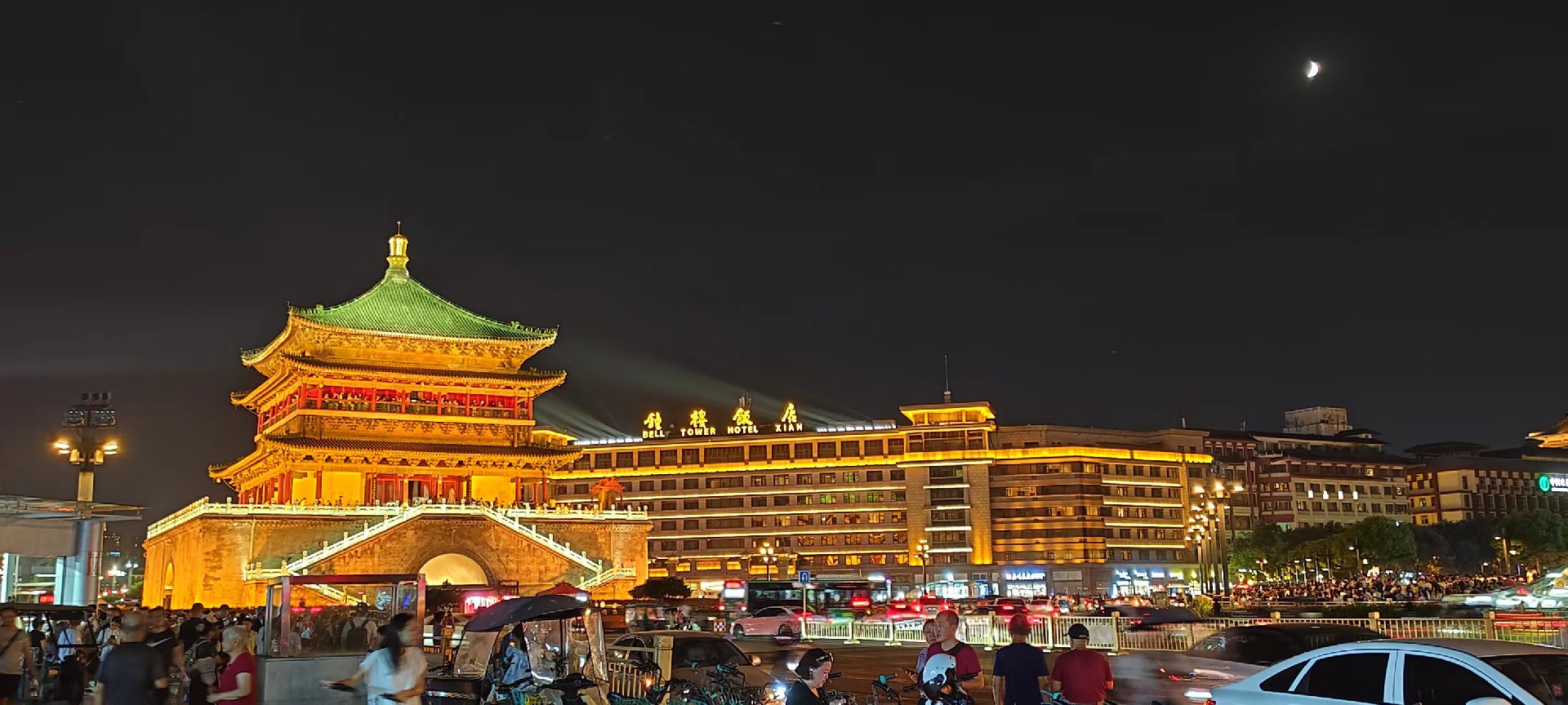 西安是國務(wù)院公布的首批國家歷史文化名城，有西周、秦、西漢、唐等在內(nèi)的13個朝代在此建都，是世界四大古都之一，中國古都學(xué)會認定的中國建都朝代最多、帝都歷史最長的古都。曾經(jīng)作為中國首都和政治、經(jīng)濟、文化中心長達1100多年。旅游景點有秦始皇兵馬俑博物館、大雁塔、陜西歷史博物館、華清池景區(qū)、碑林博物館等