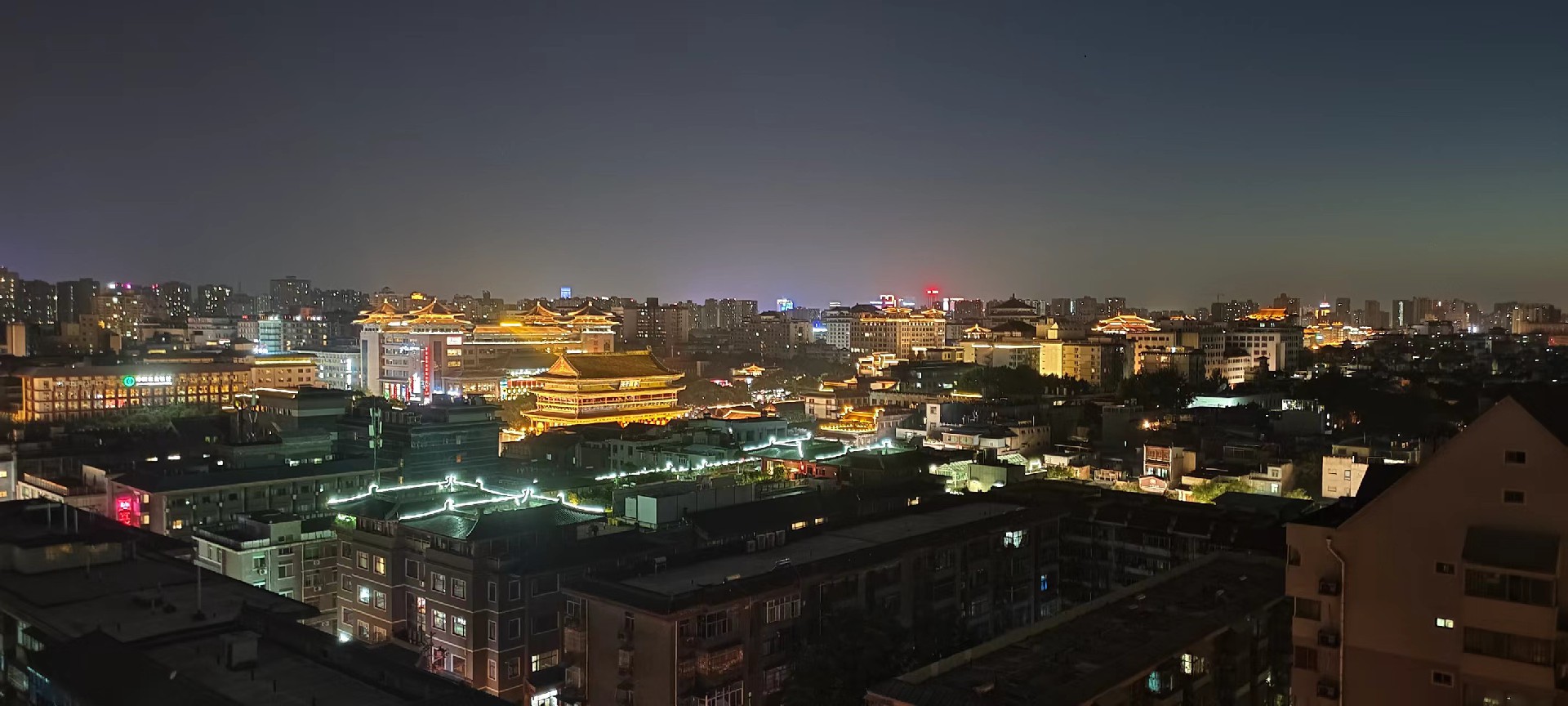 西安是國務(wù)院公布的首批國家歷史文化名城，有西周、秦、西漢、唐等在內(nèi)的13個朝代在此建都，是世界四大古都之一，中國古都學(xué)會認定的中國建都朝代最多、帝都歷史最長的古都。曾經(jīng)作為中國首都和政治、經(jīng)濟、文化中心長達1100多年。旅游景點有秦始皇兵馬俑博物館、大雁塔、陜西歷史博物館、華清池景區(qū)、碑林博物館等