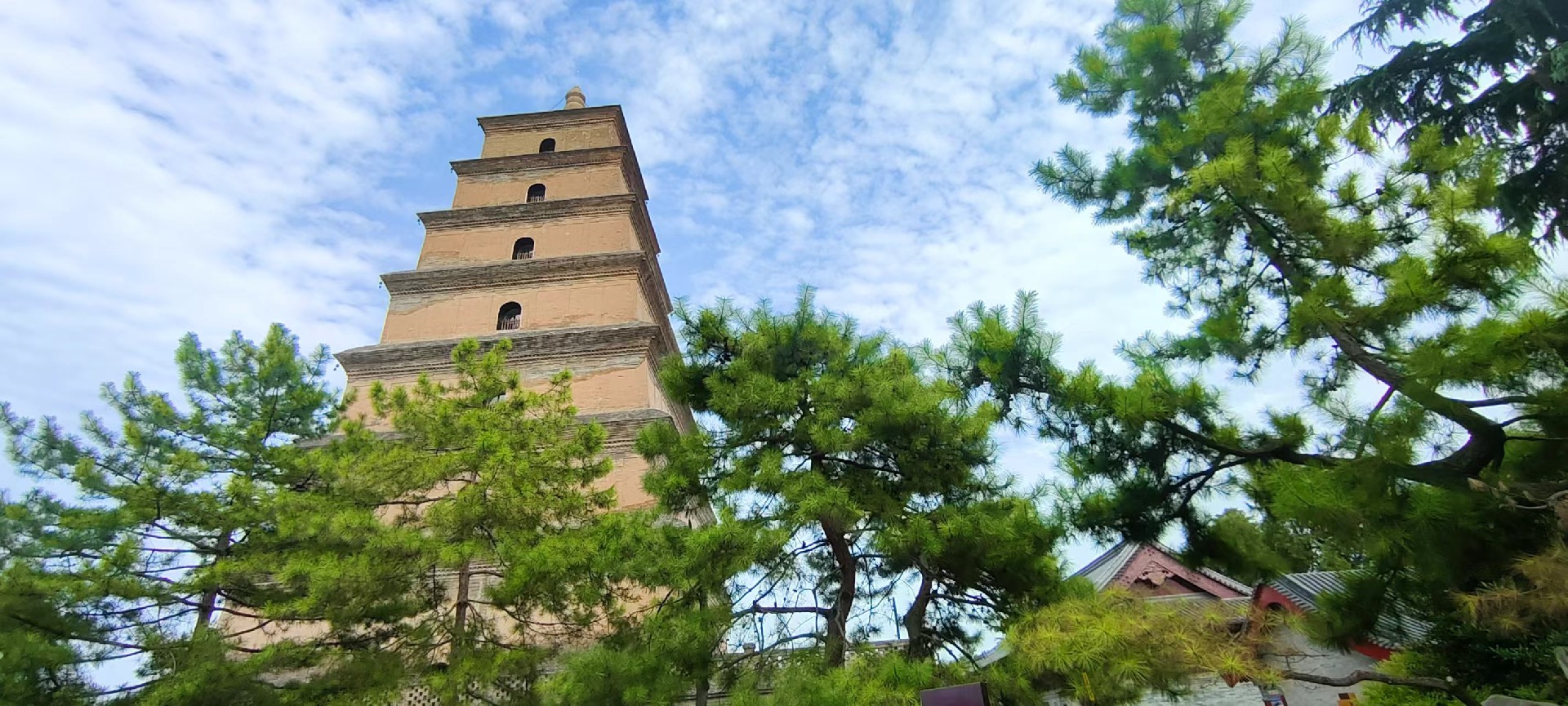 西安是國務(wù)院公布的首批國家歷史文化名城，有西周、秦、西漢、唐等在內(nèi)的13個朝代在此建都，是世界四大古都之一，中國古都學(xué)會認定的中國建都朝代最多、帝都歷史最長的古都。曾經(jīng)作為中國首都和政治、經(jīng)濟、文化中心長達1100多年。旅游景點有秦始皇兵馬俑博物館、大雁塔、陜西歷史博物館、華清池景區(qū)、碑林博物館等