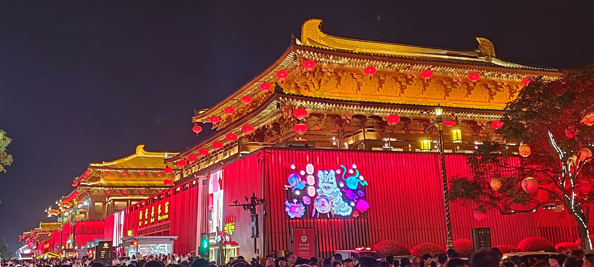 西安是國務(wù)院公布的首批國家歷史文化名城，有西周、秦、西漢、唐等在內(nèi)的13個朝代在此建都，是世界四大古都之一，中國古都學(xué)會認定的中國建都朝代最多、帝都歷史最長的古都。曾經(jīng)作為中國首都和政治、經(jīng)濟、文化中心長達1100多年。旅游景點有秦始皇兵馬俑博物館、大雁塔、陜西歷史博物館、華清池景區(qū)、碑林博物館等