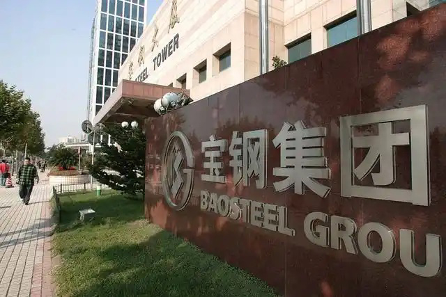 鋼鐵行業(yè)是全球工業(yè)體系中的重要支柱之一,其產(chǎn)品廣泛應(yīng)用于基礎(chǔ)設(shè)施建設(shè)、機(jī)械制造、汽車工業(yè)等領(lǐng)域。隨著全球工業(yè)化進(jìn)程的不斷深入,鋼鐵行業(yè)呈現(xiàn)出國際化競爭格局。在眾多鋼鐵制造企業(yè)中,有6家公司以其出色的經(jīng)營業(yè)績和強(qiáng)大的市場地位脫穎而出,成為了世界鋼鐵制造業(yè)的領(lǐng)軍企業(yè)。  第一，是總部位于中國的寶鋼集團(tuán)。寶鋼集團(tuán)創(chuàng)立于1992年,作為中國最大的鋼鐵生產(chǎn)企業(yè),其年產(chǎn)鋼鐵超過1億噸,在全球鋼鐵企業(yè)中居首位。寶鋼集團(tuán)擁有先進(jìn)的煉鋼技術(shù)和完善的產(chǎn)業(yè)鏈,產(chǎn)品涵蓋了碳鋼、合金鋼、不銹鋼等多個品類,廣泛應(yīng)用于汽車、家電、建筑等領(lǐng)域。在國內(nèi)市場上,寶鋼集團(tuán)占據(jù)主導(dǎo)地位,同時也積極拓展海外市場,在全球范圍內(nèi)享有較高的品牌知名度。   第二，是同樣總部設(shè)在中國的武鋼集團(tuán)。武鋼集團(tuán)成立于1958年,是中國最早的鋼鐵生產(chǎn)企業(yè)之一,擁有悠久的歷史和豐富的生產(chǎn)經(jīng)驗(yàn)。該集團(tuán)主營碳鋼和合金鋼的生產(chǎn),年產(chǎn)量超過5000萬噸,位居全球第二。武鋼集團(tuán)不僅在國內(nèi)市場占有重要地位,同時也積極開拓海外市場,產(chǎn)品遠(yuǎn)銷歐洲、東南亞等地區(qū)。近年來,武鋼集團(tuán)通過并購重組等方式不斷擴(kuò)大產(chǎn)能,提升了其在全球鋼鐵行業(yè)的影響力。   第三，是總部位于印度的塔塔鋼鐵公司。塔塔鋼鐵公司成立于1907年,是全球歷史最悠久的鋼鐵制造企業(yè)之一。該公司年產(chǎn)鋼鐵超過1800萬噸,產(chǎn)品涵蓋了碳鋼、合金鋼、不銹鋼等種類,廣泛應(yīng)用于汽車、基礎(chǔ)設(shè)施、機(jī)械制造等領(lǐng)域。憑借雄厚的技術(shù)實(shí)力和優(yōu)秀的管理團(tuán)隊(duì),塔塔鋼鐵公司在全球鋼鐵市場上占據(jù)了重要地位,在發(fā)展中國家市場尤其具有優(yōu)勢。   第四，是總部位于日本的新日鐵住金株式會社。新日鐵住金株式會社是日本最大的鋼鐵制造企業(yè),年產(chǎn)鋼鐵約4500萬噸,位居全球第四。該公司擁有業(yè)內(nèi)領(lǐng)先的技術(shù)水平,在煉鋼、軋鋼等工藝上均有很強(qiáng)的競爭力。同時,新日鐵住金還積極推動產(chǎn)品創(chuàng)新,開發(fā)出多種高性能鋼材,廣泛應(yīng)用于汽車制造、電子電器等行業(yè)。憑借雄厚的技術(shù)實(shí)力和優(yōu)質(zhì)的產(chǎn)品,新日鐵住金在日本國內(nèi)以及東亞地區(qū)市場占據(jù)主導(dǎo)地位。   第五,是總部位于韓國的POSCO。POSCO創(chuàng)立于1968年,是韓國最大的鋼鐵制造企業(yè),年產(chǎn)鋼鐵約4000萬噸。POSCO在煉鋼技術(shù)、產(chǎn)品研發(fā)等方面均處于業(yè)內(nèi)領(lǐng)先水平,旗下?lián)碛卸嗉液Ｍ庾庸?業(yè)務(wù)覆蓋全球主要市場。近年來,POSCO不斷優(yōu)化產(chǎn)品結(jié)構(gòu),提升高附加值鋼材的占比,在汽車制造、電子等領(lǐng)域具有較強(qiáng)的市場競爭力。憑借優(yōu)秀的經(jīng)營業(yè)績和穩(wěn)健的財(cái)務(wù)狀況,POSCO在全球鋼鐵行業(yè)中占據(jù)重要地位。   第六,是總部位于美國的美國鋼鐵公司。美國鋼鐵公司創(chuàng)立于1901年,是美國最大的鋼鐵制造企業(yè),年產(chǎn)鋼鐵約1600萬噸。該公司在碳鋼、不銹鋼等品類的生產(chǎn)上均具有較強(qiáng)的技術(shù)實(shí)力,產(chǎn)品廣泛應(yīng)用于汽車制造、基礎(chǔ)設(shè)施建設(shè)等領(lǐng)域。近年來,美國鋼鐵公司通過資產(chǎn)重組和技術(shù)創(chuàng)新等措施,不斷提升自身競爭力,在北美市場保持領(lǐng)先地位。   舉報(bào)/反饋