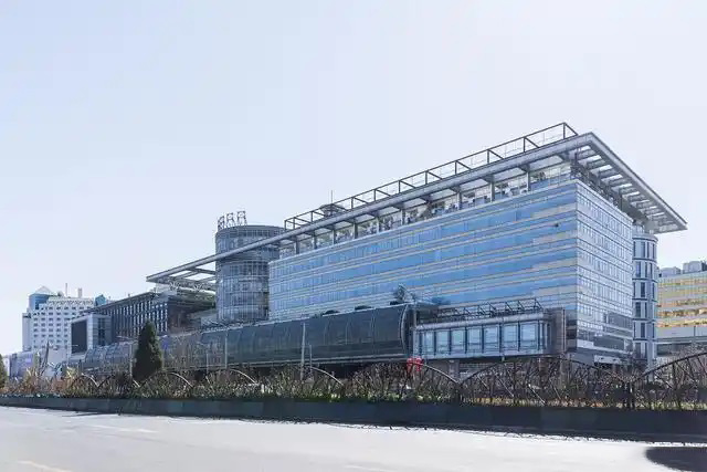 鋼鐵行業(yè)是全球工業(yè)體系中的重要支柱之一,其產(chǎn)品廣泛應(yīng)用于基礎(chǔ)設(shè)施建設(shè)、機(jī)械制造、汽車工業(yè)等領(lǐng)域。隨著全球工業(yè)化進(jìn)程的不斷深入,鋼鐵行業(yè)呈現(xiàn)出國際化競爭格局。在眾多鋼鐵制造企業(yè)中,有6家公司以其出色的經(jīng)營業(yè)績和強(qiáng)大的市場地位脫穎而出,成為了世界鋼鐵制造業(yè)的領(lǐng)軍企業(yè)。  第一，是總部位于中國的寶鋼集團(tuán)。寶鋼集團(tuán)創(chuàng)立于1992年,作為中國最大的鋼鐵生產(chǎn)企業(yè),其年產(chǎn)鋼鐵超過1億噸,在全球鋼鐵企業(yè)中居首位。寶鋼集團(tuán)擁有先進(jìn)的煉鋼技術(shù)和完善的產(chǎn)業(yè)鏈,產(chǎn)品涵蓋了碳鋼、合金鋼、不銹鋼等多個品類,廣泛應(yīng)用于汽車、家電、建筑等領(lǐng)域。在國內(nèi)市場上,寶鋼集團(tuán)占據(jù)主導(dǎo)地位,同時也積極拓展海外市場,在全球范圍內(nèi)享有較高的品牌知名度。   第二，是同樣總部設(shè)在中國的武鋼集團(tuán)。武鋼集團(tuán)成立于1958年,是中國最早的鋼鐵生產(chǎn)企業(yè)之一,擁有悠久的歷史和豐富的生產(chǎn)經(jīng)驗(yàn)。該集團(tuán)主營碳鋼和合金鋼的生產(chǎn),年產(chǎn)量超過5000萬噸,位居全球第二。武鋼集團(tuán)不僅在國內(nèi)市場占有重要地位,同時也積極開拓海外市場,產(chǎn)品遠(yuǎn)銷歐洲、東南亞等地區(qū)。近年來,武鋼集團(tuán)通過并購重組等方式不斷擴(kuò)大產(chǎn)能,提升了其在全球鋼鐵行業(yè)的影響力。   第三，是總部位于印度的塔塔鋼鐵公司。塔塔鋼鐵公司成立于1907年,是全球歷史最悠久的鋼鐵制造企業(yè)之一。該公司年產(chǎn)鋼鐵超過1800萬噸,產(chǎn)品涵蓋了碳鋼、合金鋼、不銹鋼等種類,廣泛應(yīng)用于汽車、基礎(chǔ)設(shè)施、機(jī)械制造等領(lǐng)域。憑借雄厚的技術(shù)實(shí)力和優(yōu)秀的管理團(tuán)隊(duì),塔塔鋼鐵公司在全球鋼鐵市場上占據(jù)了重要地位,在發(fā)展中國家市場尤其具有優(yōu)勢。   第四，是總部位于日本的新日鐵住金株式會社。新日鐵住金株式會社是日本最大的鋼鐵制造企業(yè),年產(chǎn)鋼鐵約4500萬噸,位居全球第四。該公司擁有業(yè)內(nèi)領(lǐng)先的技術(shù)水平,在煉鋼、軋鋼等工藝上均有很強(qiáng)的競爭力。同時,新日鐵住金還積極推動產(chǎn)品創(chuàng)新,開發(fā)出多種高性能鋼材,廣泛應(yīng)用于汽車制造、電子電器等行業(yè)。憑借雄厚的技術(shù)實(shí)力和優(yōu)質(zhì)的產(chǎn)品,新日鐵住金在日本國內(nèi)以及東亞地區(qū)市場占據(jù)主導(dǎo)地位。   第五,是總部位于韓國的POSCO。POSCO創(chuàng)立于1968年,是韓國最大的鋼鐵制造企業(yè),年產(chǎn)鋼鐵約4000萬噸。POSCO在煉鋼技術(shù)、產(chǎn)品研發(fā)等方面均處于業(yè)內(nèi)領(lǐng)先水平,旗下?lián)碛卸嗉液Ｍ庾庸?業(yè)務(wù)覆蓋全球主要市場。近年來,POSCO不斷優(yōu)化產(chǎn)品結(jié)構(gòu),提升高附加值鋼材的占比,在汽車制造、電子等領(lǐng)域具有較強(qiáng)的市場競爭力。憑借優(yōu)秀的經(jīng)營業(yè)績和穩(wěn)健的財(cái)務(wù)狀況,POSCO在全球鋼鐵行業(yè)中占據(jù)重要地位。   第六,是總部位于美國的美國鋼鐵公司。美國鋼鐵公司創(chuàng)立于1901年,是美國最大的鋼鐵制造企業(yè),年產(chǎn)鋼鐵約1600萬噸。該公司在碳鋼、不銹鋼等品類的生產(chǎn)上均具有較強(qiáng)的技術(shù)實(shí)力,產(chǎn)品廣泛應(yīng)用于汽車制造、基礎(chǔ)設(shè)施建設(shè)等領(lǐng)域。近年來,美國鋼鐵公司通過資產(chǎn)重組和技術(shù)創(chuàng)新等措施,不斷提升自身競爭力,在北美市場保持領(lǐng)先地位。   舉報(bào)/反饋