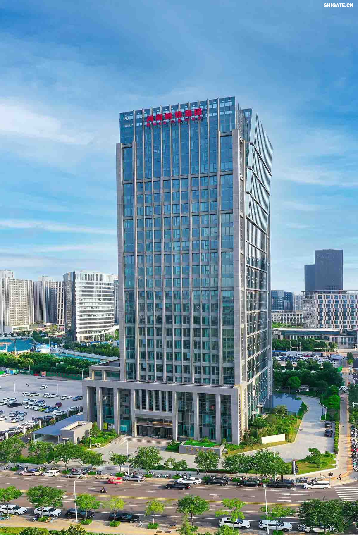 111.jpg 河南鋼鐵集團鄭州總部    河南鋼鐵集團有限公司（以下簡稱河南鋼鐵集團）2023年3月1日注冊成立，注冊資本為人民幣200億元，旗下有安鋼股份公司、周口鋼鐵公司（周鋼）、洛陽銅加工集團、舞陽礦業(yè)公司等子企業(yè)。薄學(xué)斌同志任董事長。河南鋼鐵集團是省委、省政府為推動全省鋼鐵產(chǎn)業(yè)轉(zhuǎn)型提質(zhì)、結(jié)構(gòu)調(diào)整和布局優(yōu)化，而作出的重大決策。河南鋼鐵集團的核心企業(yè)安鋼始建于1958年，是新中國第一批重點建設(shè)的鋼鐵企業(yè)，為河南經(jīng)濟社會發(fā)展作出了不可磨滅的歷史性貢獻。2023年12月，洛陽銅加工集團有限責(zé)任公司加入集團大家庭，開啟了全省鋼鐵、有色產(chǎn)業(yè)融合發(fā)展新征程；2024年7月，集團進入省管重要骨干企業(yè)序列，肩負起帶動全省鋼鐵產(chǎn)業(yè)轉(zhuǎn)型提質(zhì)、結(jié)構(gòu)調(diào)整、布局優(yōu)化和推進全省鋼鋁銅鎂融合發(fā)展的重要使命。  新的歷史時期，河南鋼鐵集團深入學(xué)習(xí)貫徹習(xí)近平總書記關(guān)于建設(shè)現(xiàn)代化產(chǎn)業(yè)體系的重要論述，主動扛起引領(lǐng)帶動全省鋼鐵產(chǎn)業(yè)和有色產(chǎn)業(yè)高質(zhì)量發(fā)展的責(zé)任擔當，明確了今后一個時期“1356”發(fā)展格局，構(gòu)畫了未來發(fā)展的大方向、大路子。按照“穩(wěn)住基本盤、邁向中高端、搶占新賽道”的發(fā)展路徑和“一年打基礎(chǔ)、三年上臺階、五年創(chuàng)一流”階段目標，堅持高端化、智能化、綠色化，向特鋼轉(zhuǎn)型，向先進合金材料轉(zhuǎn)型，著力打造效益一流、產(chǎn)品一流、技術(shù)一流、品牌一流、環(huán)境一流、管理一流，營業(yè)收入、資產(chǎn)規(guī)模均達千億級，具有國際影響力、國內(nèi)一流競爭力、區(qū)域最強帶動力的現(xiàn)代化冶金產(chǎn)業(yè)集團。