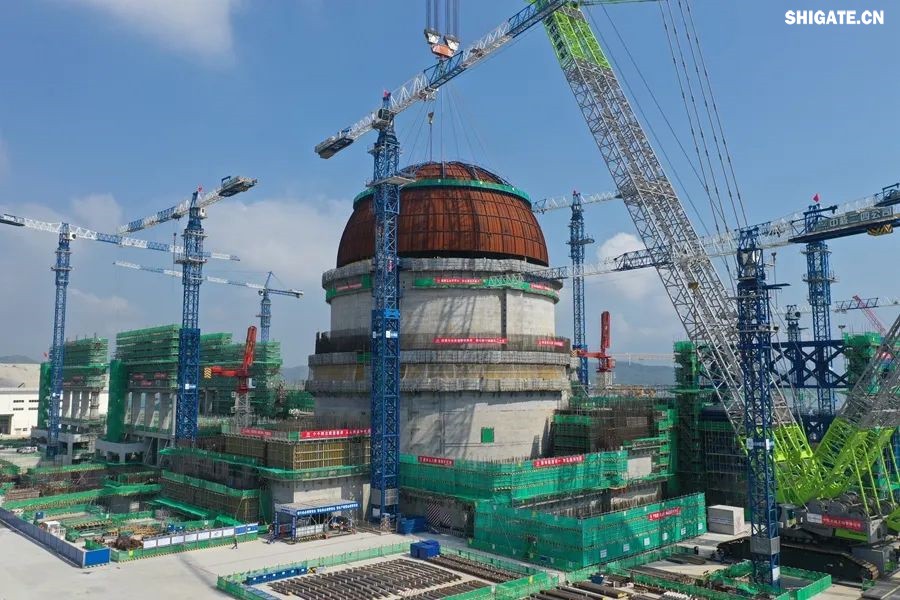 近日，“華龍一號”批量化建設項目——漳州核電項目2號機組熱態(tài)性能試驗順利完成。河鋼集團舞鋼公司生產(chǎn)的高端核電鋼板批量應用在漳州核電項目1~4號機組的穩(wěn)壓器、蒸汽發(fā)生器、人員閘門、設備閘門、硼注箱等核島級關(guān)鍵設備制造。  舞鋼公司堅定特鋼思路，依托自身深厚的技術(shù)積淀，不斷開發(fā)更多滿足市場需求的高端核電鋼。針對漳州核電項目用鋼特點，舞鋼公司組建專項技術(shù)團隊，進一步完善核電鋼板質(zhì)量保證體系，優(yōu)化冶煉、軋制與熱處理工藝，確保了生產(chǎn)出的高端核電用鋼板性能穩(wěn)定，滿足了客戶需求，成功實現(xiàn)批量應用，為“華龍一號”核電項目建設提供了重要的材料保障，助力我國核電產(chǎn)業(yè)發(fā)展。     b5c22239-6b29-4959-9963-b9c789c943c8.jpg     漳州核電項目是我國自主三代核電技術(shù)“華龍一號”批量化建設的始發(fā)地，也是全球最大的“華龍一號”核電基地，規(guī)劃建設6臺“華龍一號”核電機組，總裝機容量720萬千瓦，全部投產(chǎn)后年發(fā)電量超600億千瓦時。  從秦山核電站到漳州核電項目，從常規(guī)島到核島，舞鋼公司生產(chǎn)的核電鋼板深度參與了我國眾多核電項目建設。隨著“華龍一號”批量化建設的快速推進，舞鋼公司將繼續(xù)以“科技創(chuàng)新和技術(shù)營銷”為兩大引擎，助推“雙碳”目標實現(xiàn)，促進全球清潔能源發(fā)展貢獻“中國方案”。